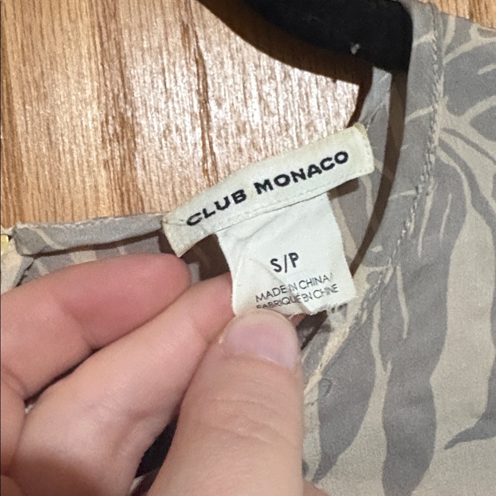 Club Monaco 100% silk blouse - Picture 5 of 10